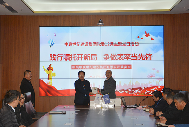 3、發放習近平治國理政書籍-恢復的.jpg